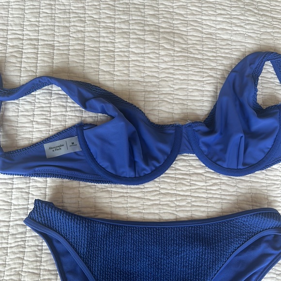 Abercrombie Wide Strap High Apex
Underwire Bikini Top and Mid rise bottoms Blue - Picture 4 of 6
